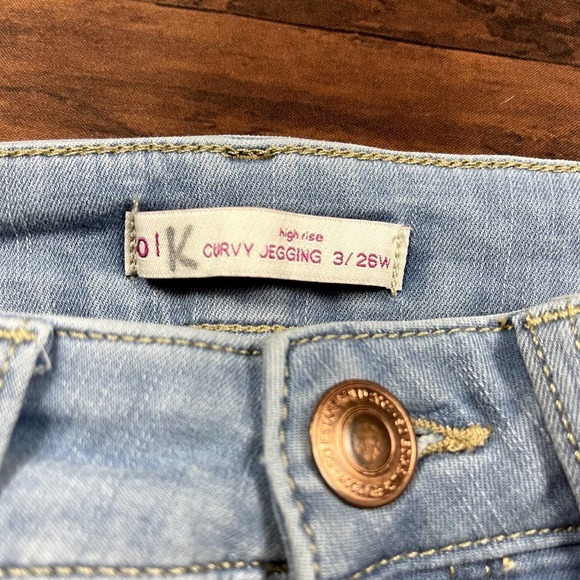 SO Brand Juniors Lightwash Distressed High-Rise Curvy‎ Jeggings Size 3/26 - Picture 3 of 4